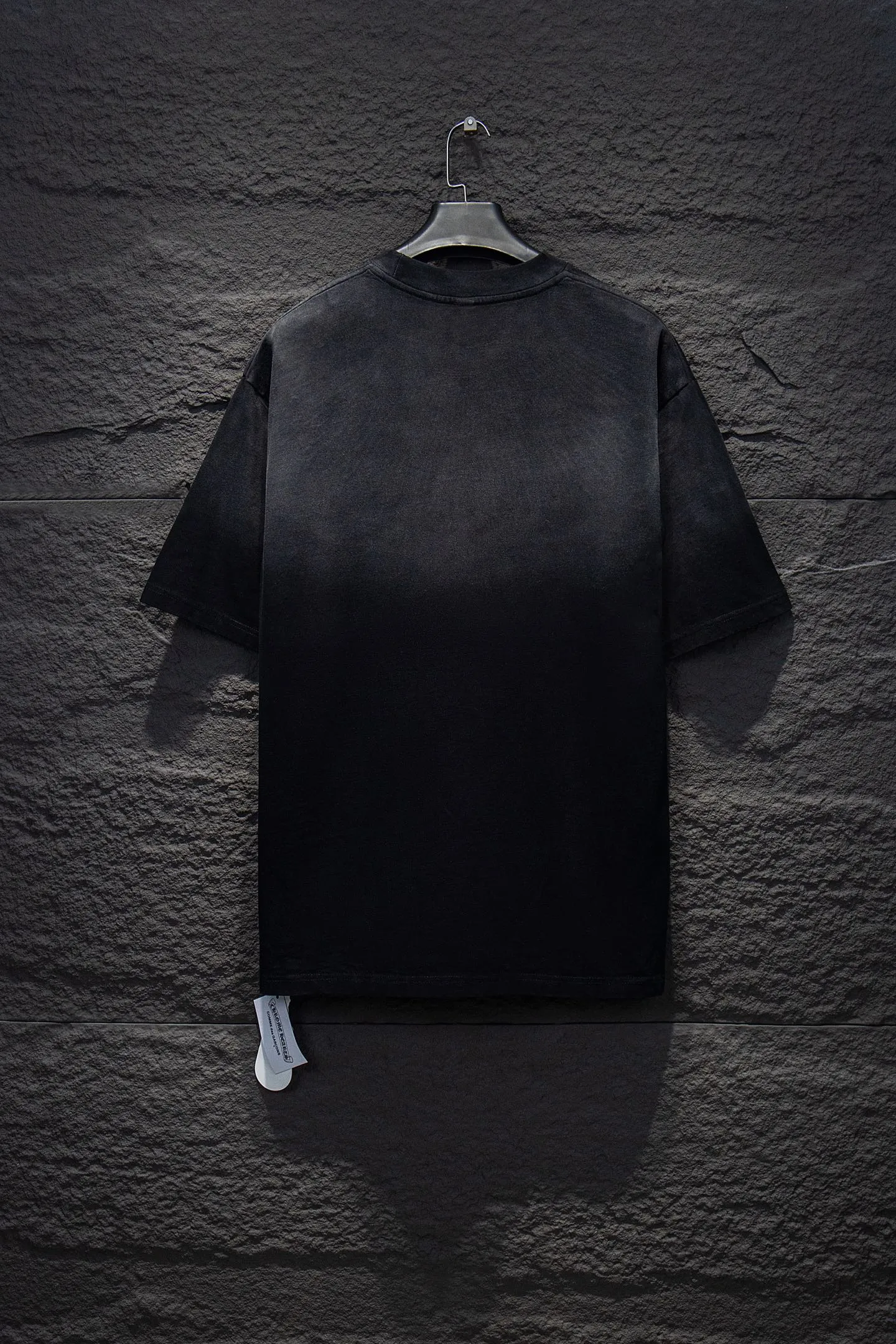P190 Chrome hearts washed sandblasted rhinestone short sleeves • 25ss ⚠YB custom-woven custom-dyed fabric, color rhinestones, version The fabric is woven by imported machines. The uniqueness of the cloth texture creates a perfect garment effect. The fabric is made of 260g clean cloth with 320g 1*1 rib, 4-color environmentally friendly custom-dyed fabric, and the threads are in the same cylinder without color difference.  Garment dyeing, garment washing and snow-frying process, and local sandblasting to make it look old and white. Hat, collar, pockets, cuffs, front and rear threads. The details are clearly visible. Double yarn combed pure cotton high-end dust-free fabric, 32-pin high-end textile thread 70D ultra-fine elastic stitching, nearly invisible threading, close-fitting and comfortable. The white gray fabric is dyed and sanded to make it old, showing the grayish blue light effect of the original black. Thousands of Austrian rhinestones are specially ordered to have the bling of natural crystals under the light. Bling effect, multi-section reflective points, extremely high production cost, laser molding includes computer engraving machine and laser machine It is accurate in granules. Finally, it is ironed at high temperature to finalize the shape. After ironing, you need to repeatedly test the firmness on the ironing pattern. It can show colorful reflections under the light. The collar webbing extends to the shoulder for reinforcement, and the stitches are knocked down at the connection. The hem and The cuffs are all made of 0.2mm needle-pitch double-thread turning. They are carefully produced at a high cost. The weight of the whole garment reaches more than 1 kilogram. The attitude of making goods with a magnifying glass restores the quality and effect of the product. The full set of customized accessories only presents every detail to customers. The body of the garment is made of hardware and rhinestones, which greatly increases the interest of the garment and creates a unique visual effect. The special washing effect creates a unique aged effect.  The Paris short-sleeve must be the first short-sleeved piece in spring and summer that blurs the boundaries of unisex style. It has a classic dropped shoulder oversize version and a loose and casual upper body.  Color: Washed Black White Size: S M L XL